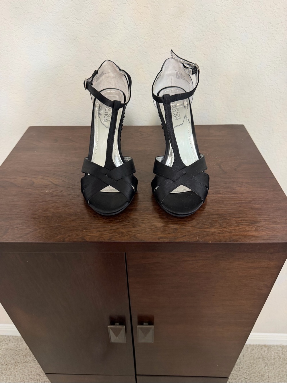 Kenneth Cole Reaction Black T-Strap Heeled Sandals